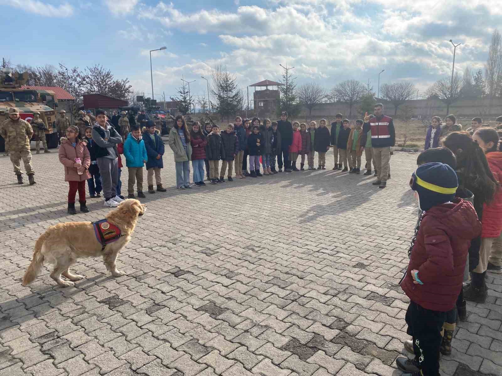 Jandarma personeli &ccedil;ocuklarla buluştu

