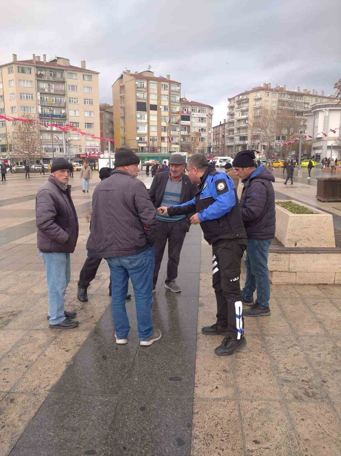 Polis, Kırşehir’de dolandırıcılık bilgilendirmesi yapıyor