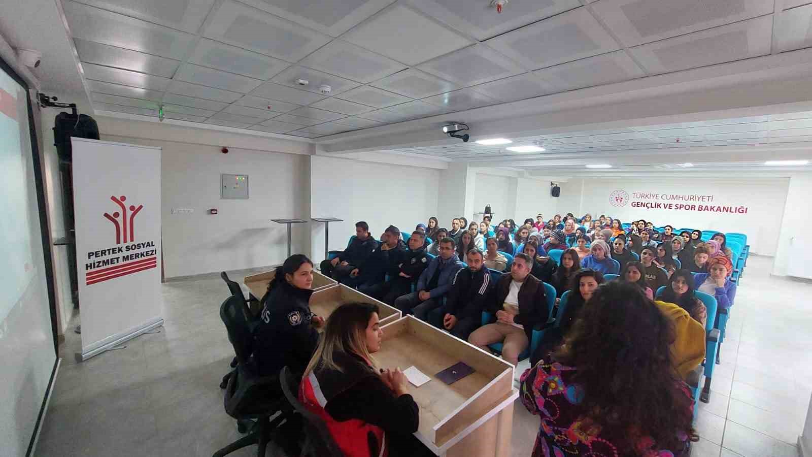 Çemişgezek’te öğrencilere aile içi ve kadına şiddetle mücadele semineri verildi