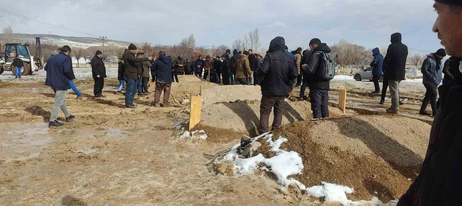 Ağrı’da yol açmaya giden iş makinasının devrilmesi sonucu hayatını kaybeden 4 kişi toprağa verildi