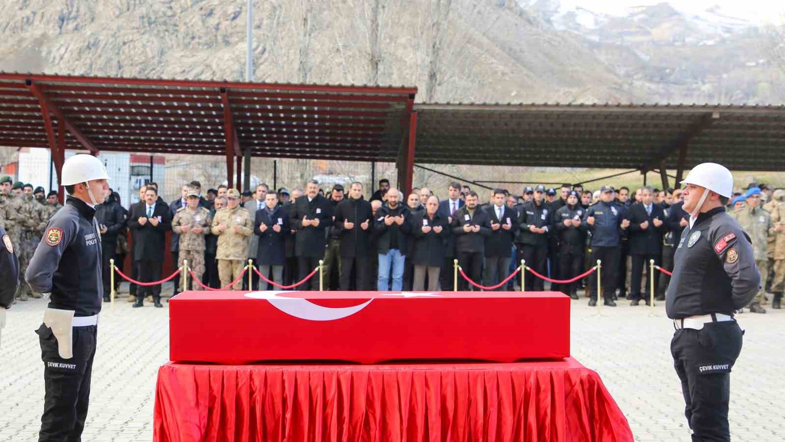 Kalp krizi geçiren polis memuru törenle memleketine uğurlandı
