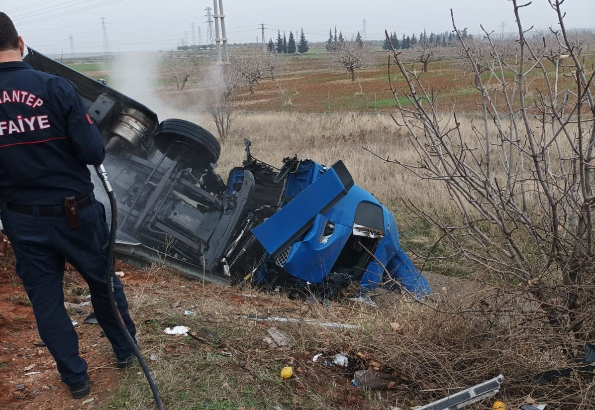 Yolcu minibüsü ile tır çarpıştı: 1 yaralı