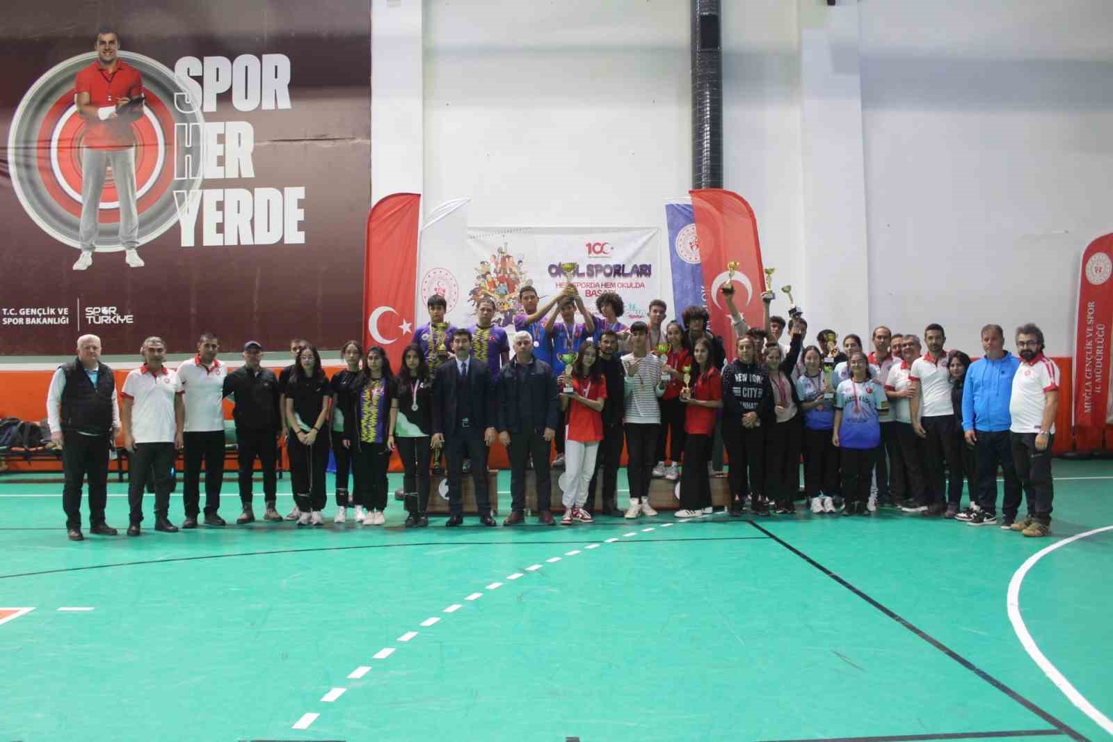 Floor Curling’e Köyceğiz Naip Hüseyin Anadolu Lisesi damgası
