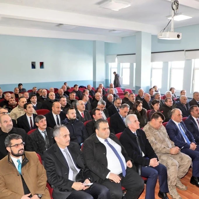 Kars Valisi Polat, Susuz&rsquo;da muhtarlarla buluştu
