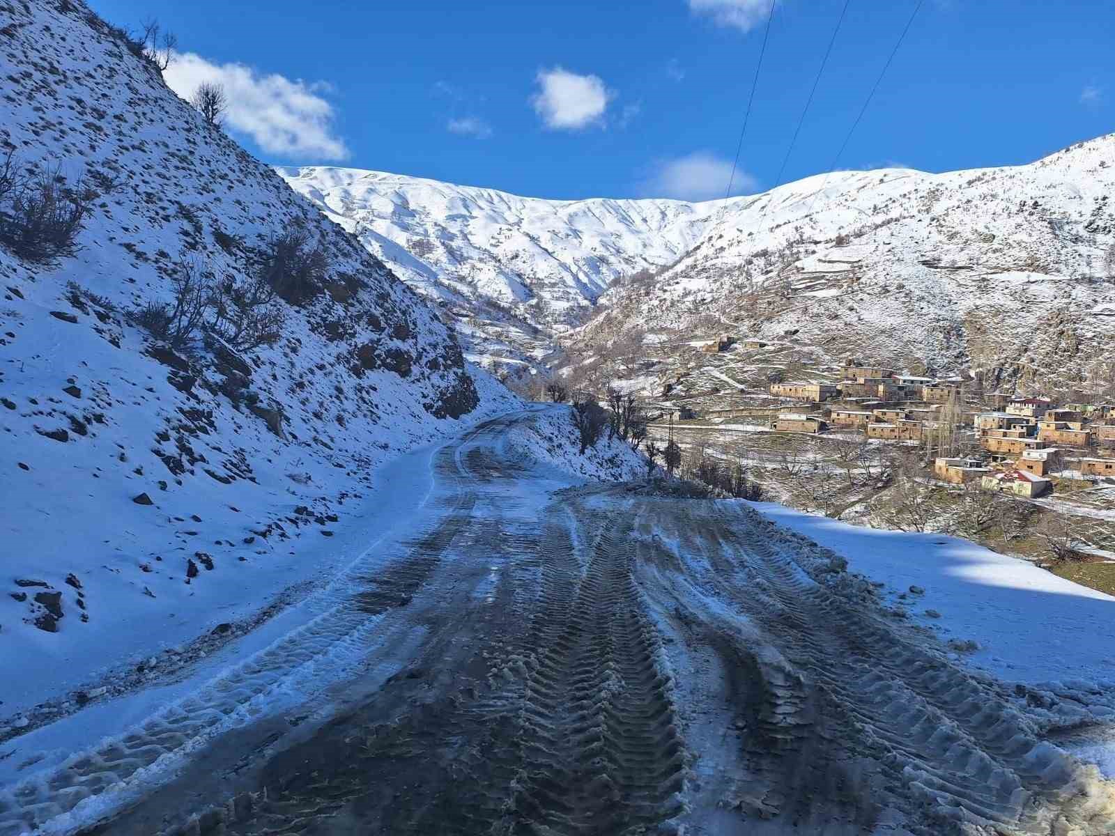 Siirt’te kar nedeniyle kapanan grup köy yolları ulaşıma açıldı
