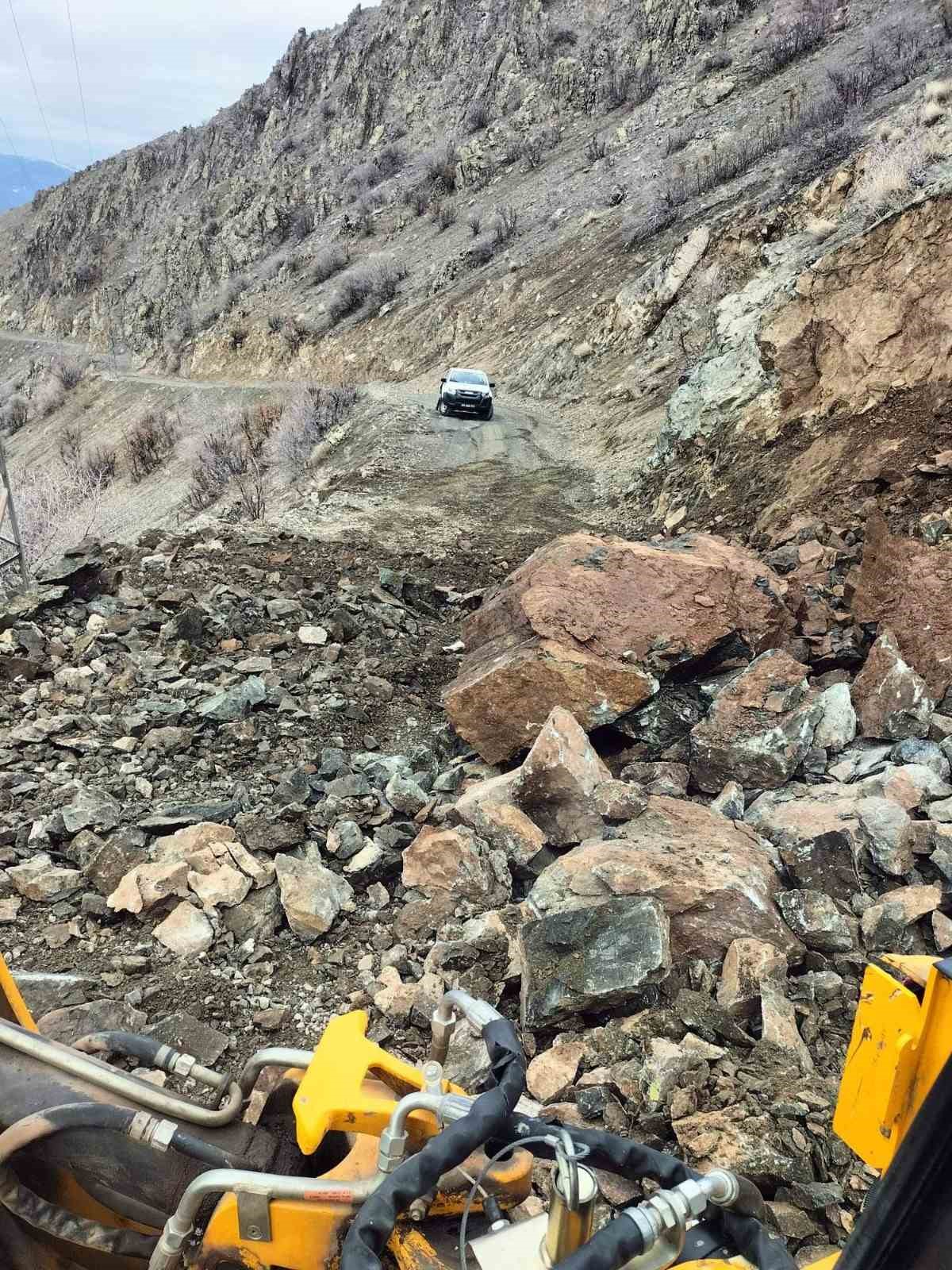 Siirt’te heyelan köy yolunu ulaşıma kapattı