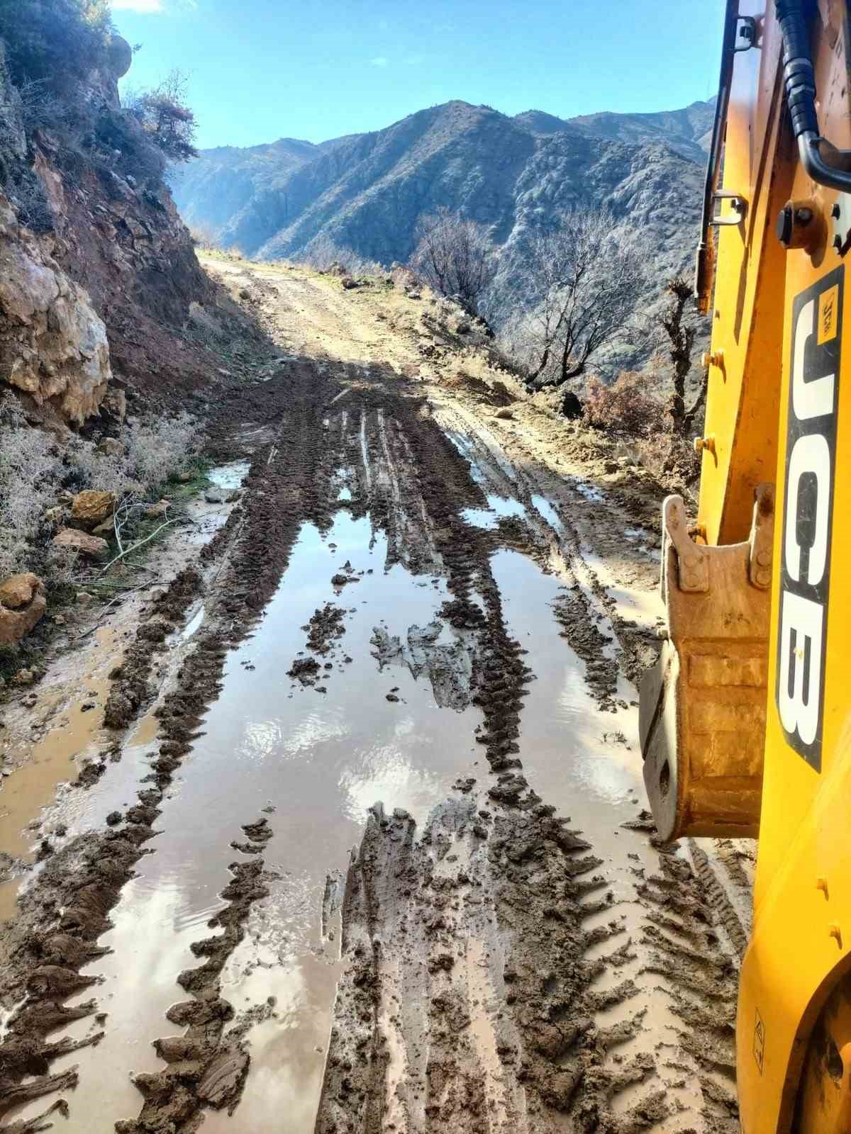 Siirt’te heyelan köy yolunu ulaşıma kapattı
