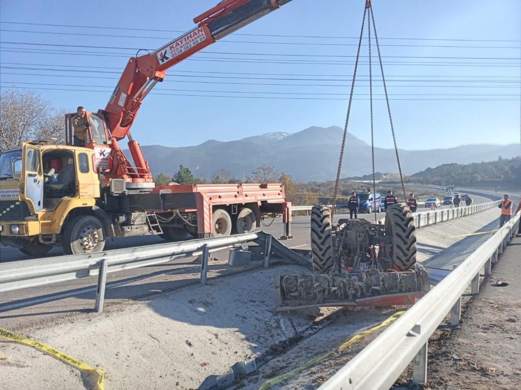 İki bariyer arasına devrilen traktörün sürücüsü hayatını kaybetti 