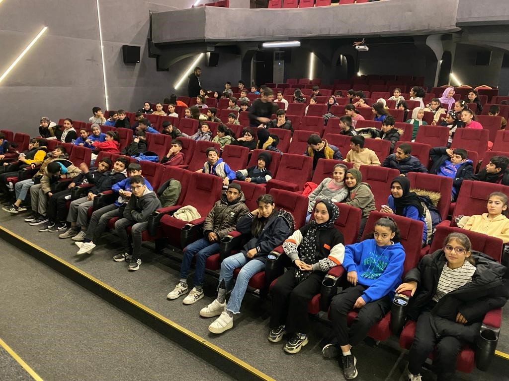 Büyükşehir belediyesi 500 bin öğrenciye film izletti
