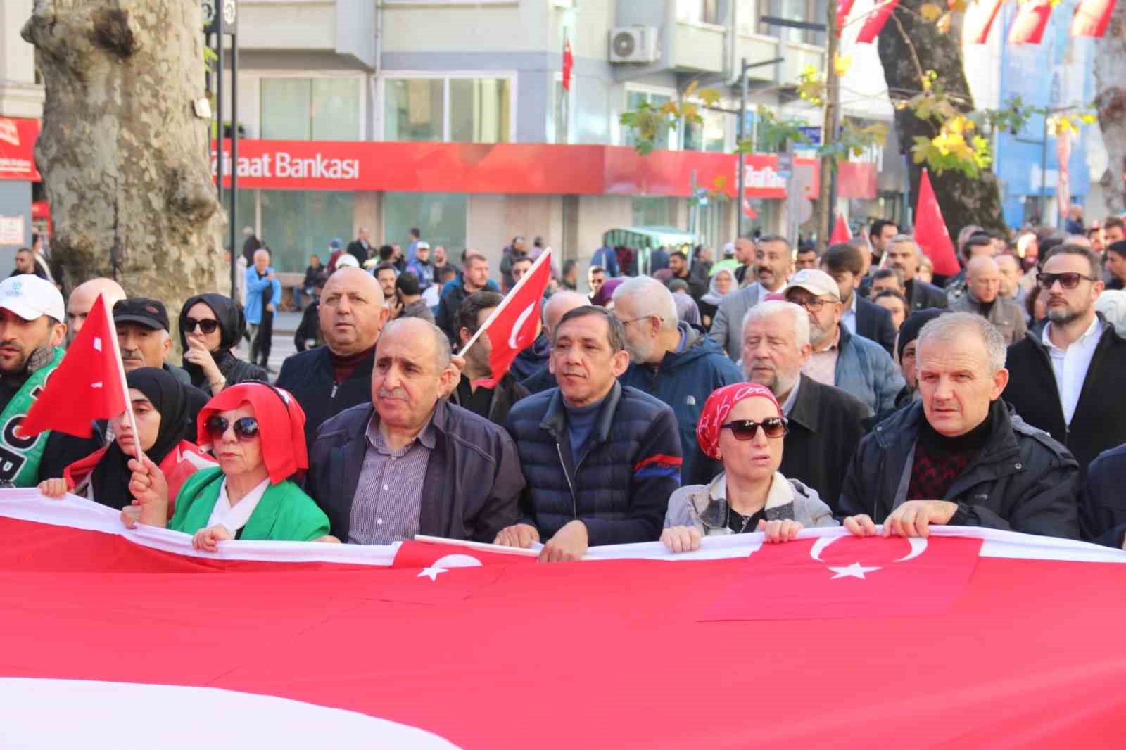 Şehitlerin ismi hep bir ağızdan okundu, terör lanetlendi
