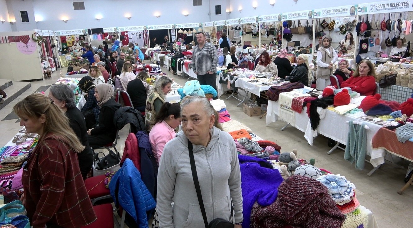 Ev hanımlarının el emekleri fuarda görücüye çıktı