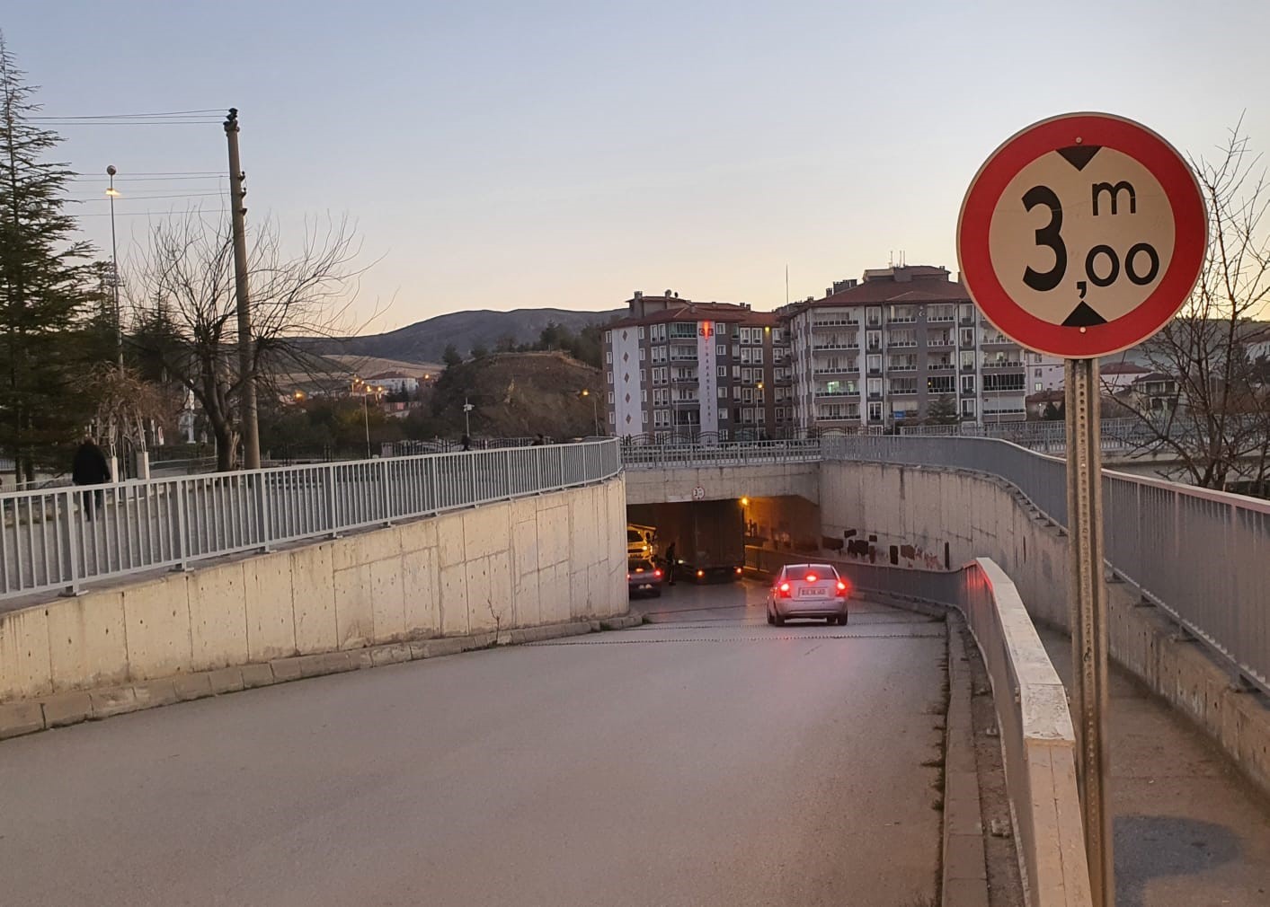 Kamyonet alt geçide sıkıştı
