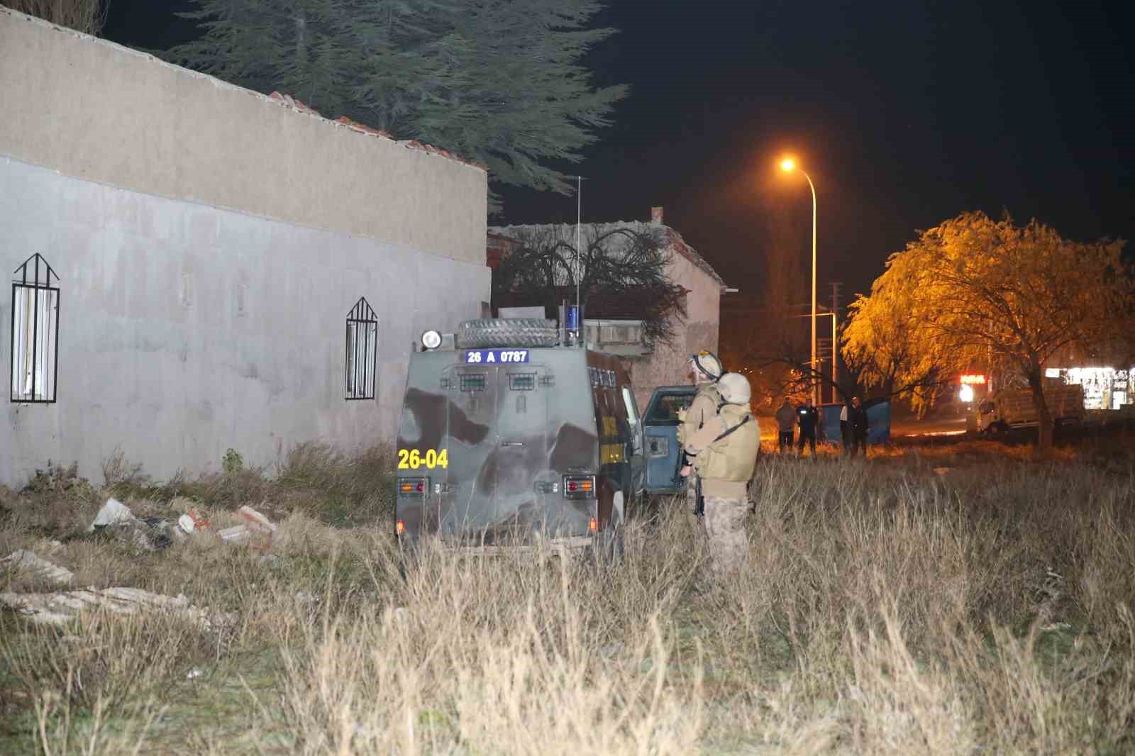 Polisi görünce elinde bıçakla çatıya kaçtı, 2 saatlik çabayla ikna edildi
