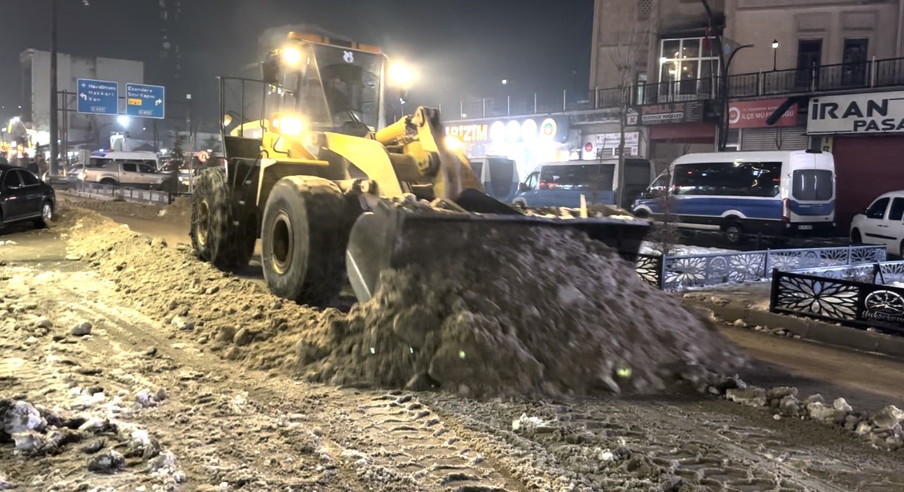 Y&uuml;ksekova&rsquo;da kar mesaisi devam ediyor
