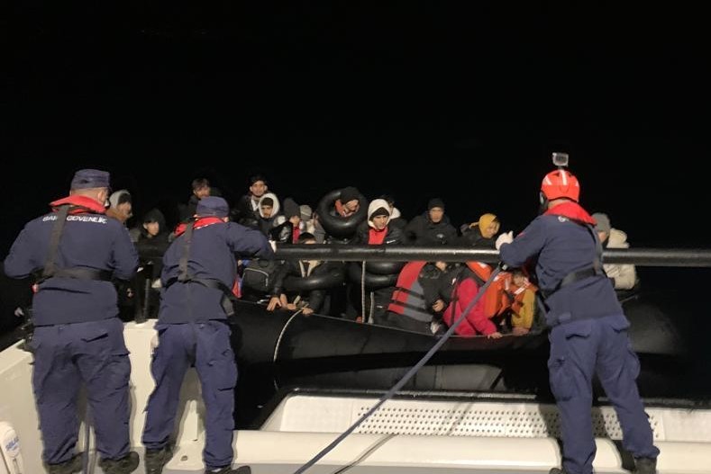 Sal ve lastik botlarda can pazarı: İzmir açıklarında 96 göçmen kurtarıldı

