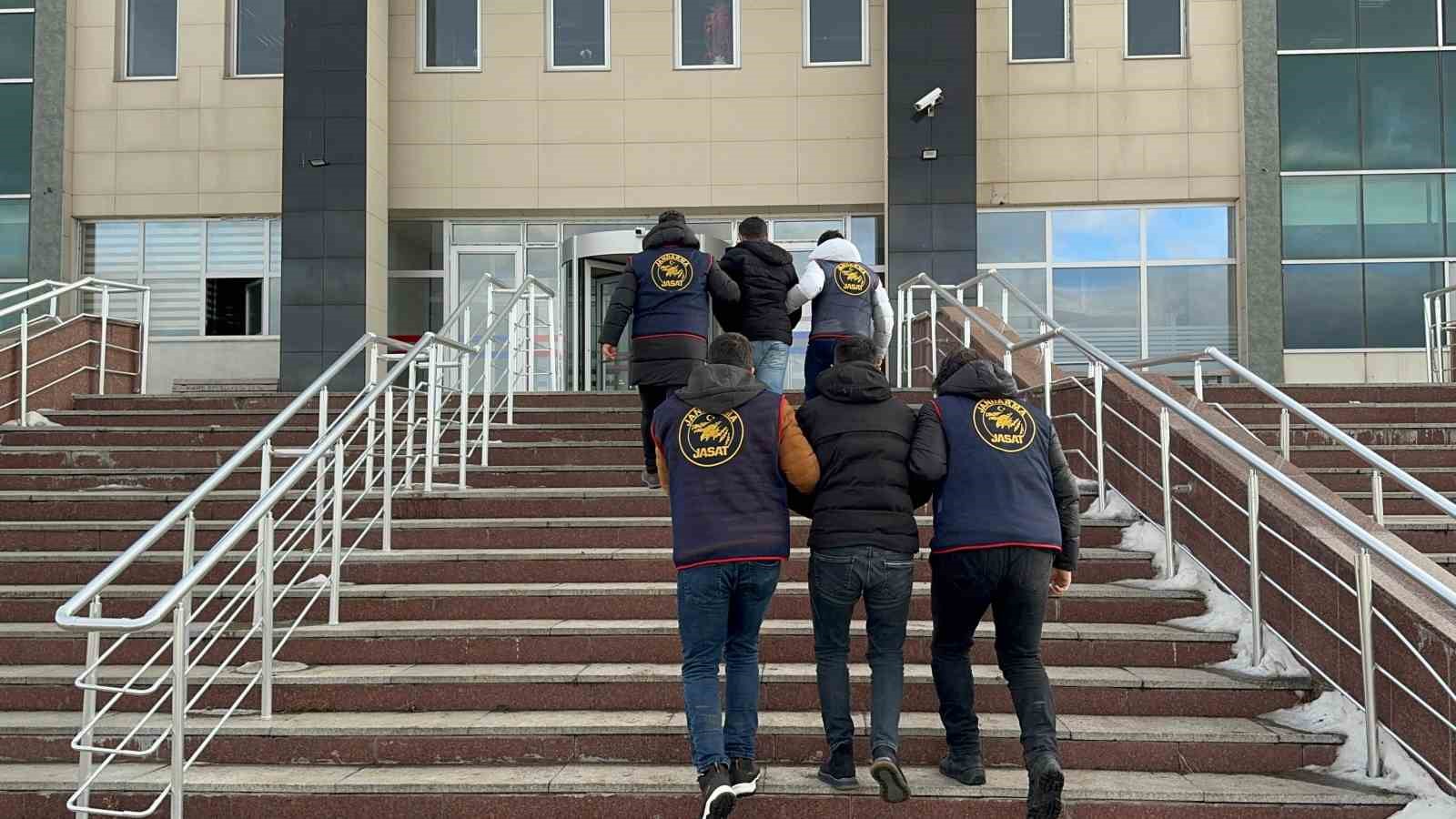Kars&rsquo;ta biri FET&Ouml;/PDY ter&ouml;r &ouml;rg&uuml;t&uuml; &uuml;yesi 3 kişi yakalandı
