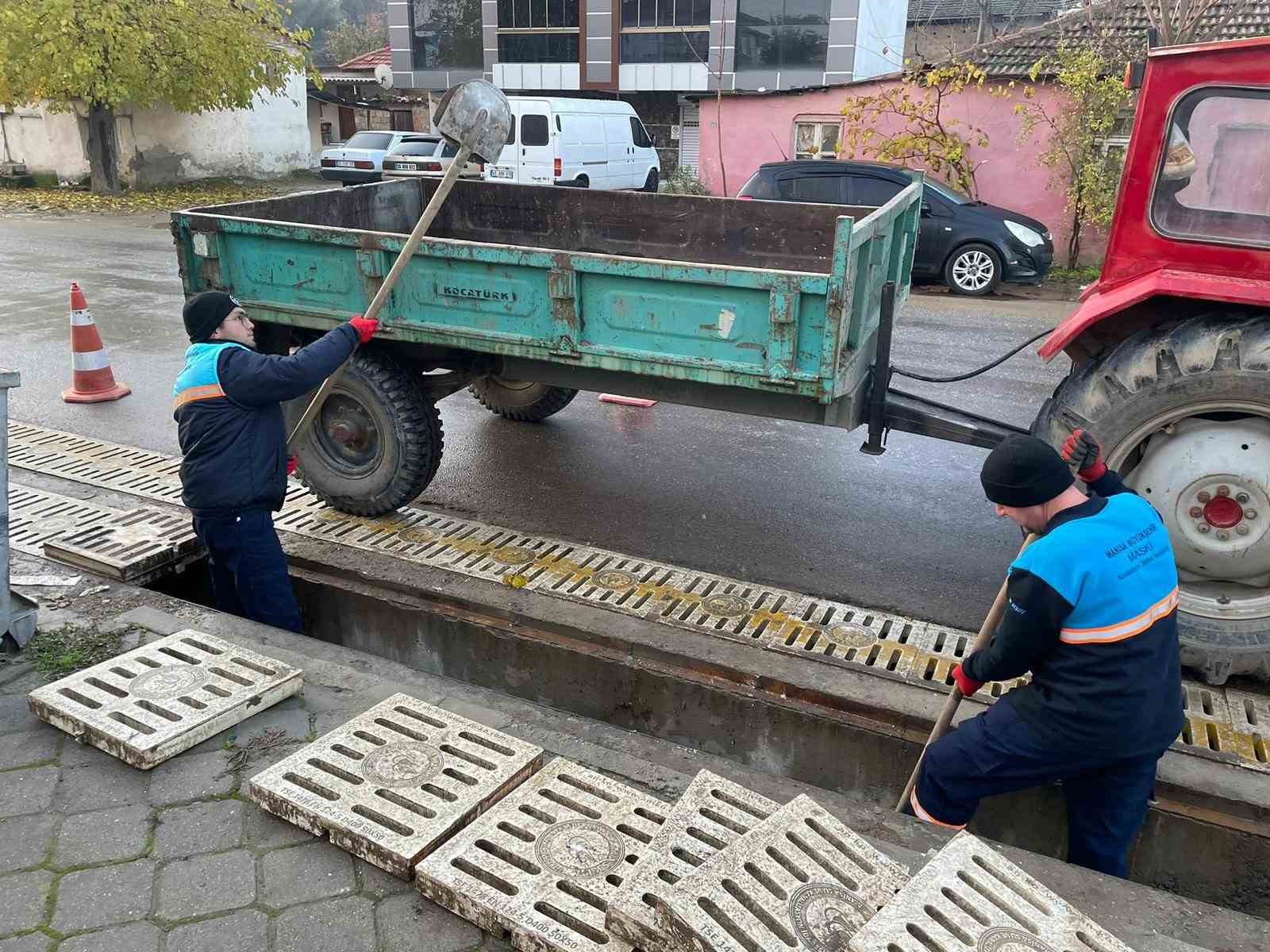 Salihli’de yağmur suyu ızgaraları temizleniyor
