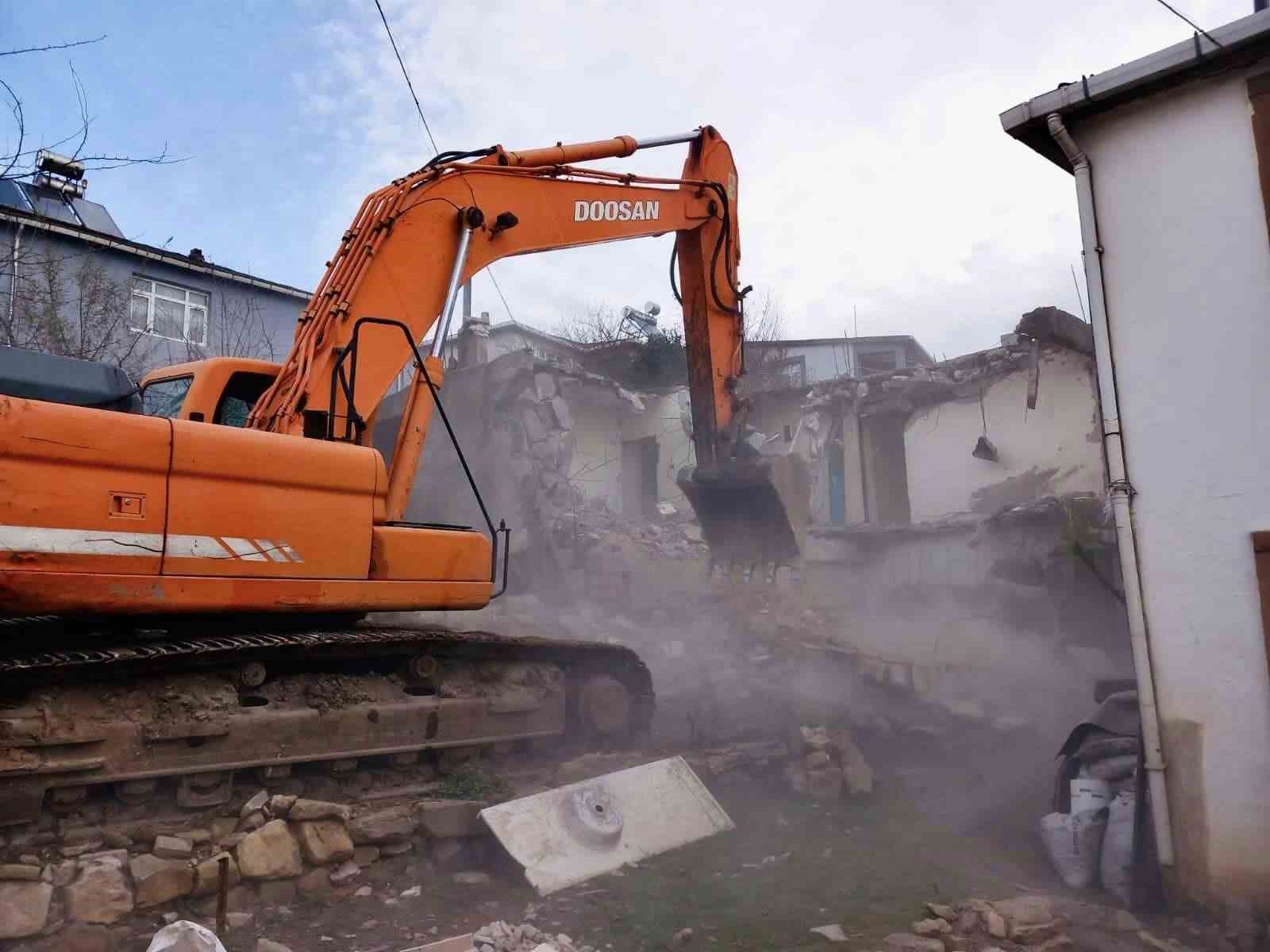 Körfez’de tehlike arz eden binalar yıkıldı 