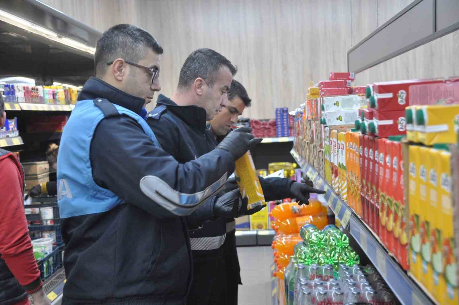 Lapseki’de belediye ekipleri marketlerde fiyat denetimleri yaptı