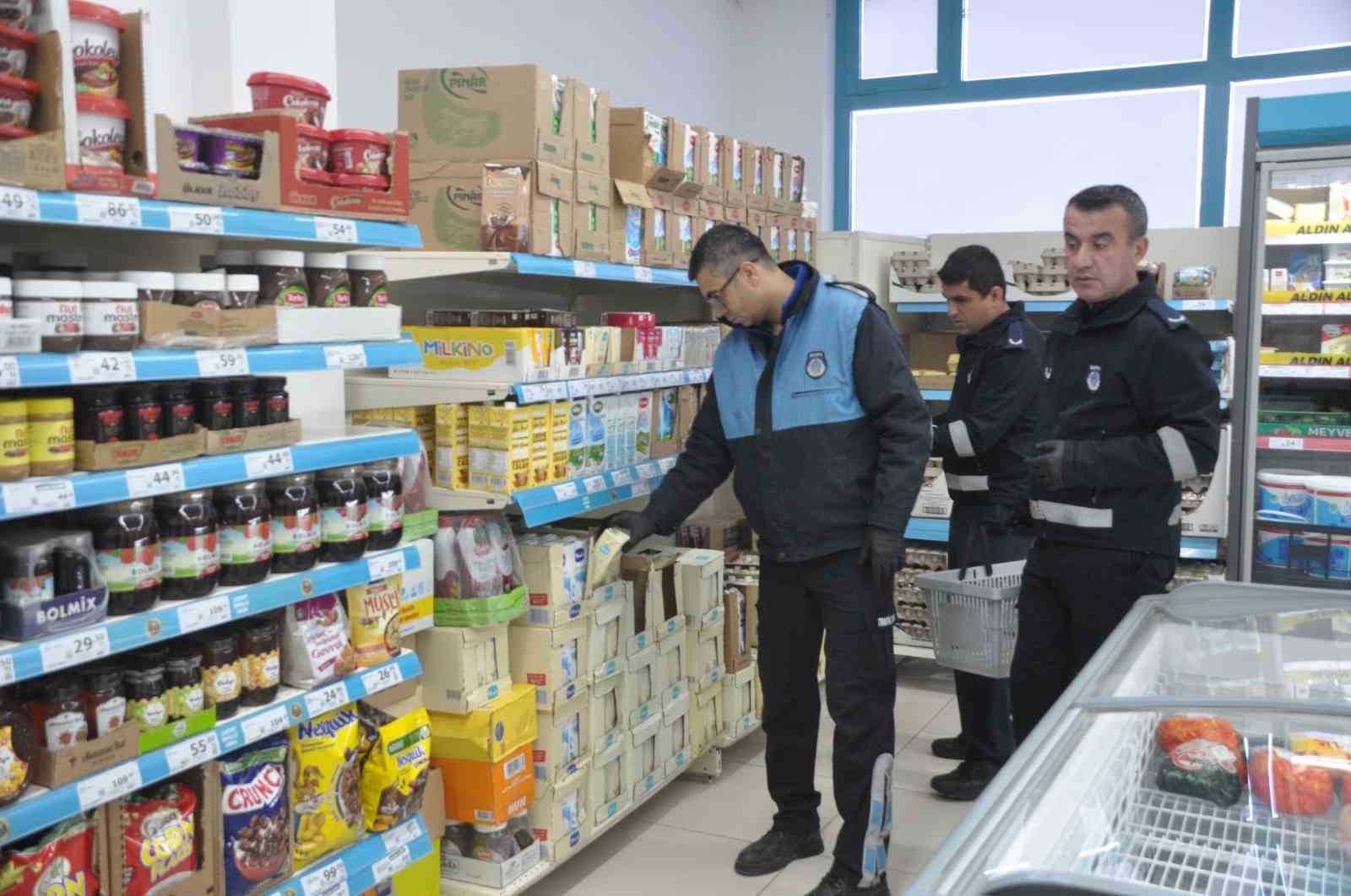Lapseki’de belediye ekipleri marketlerde fiyat denetimleri yaptı
