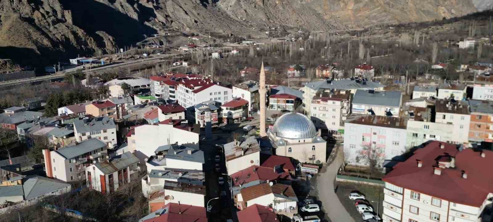 Erzurum’da kış, Uzundere’de sonbahar esintisi yaşanıyor
