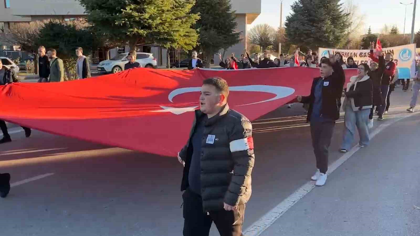 Niğde’de öğrenciler şehitler için yürüdü
