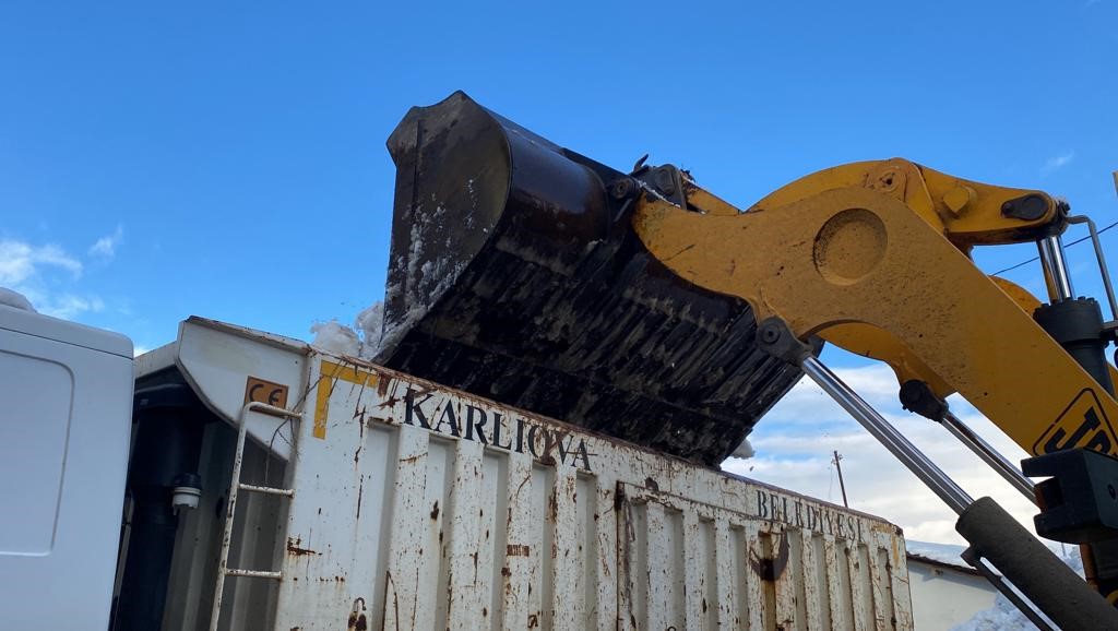 Karlıova&rsquo;da karlar kamyonlarla il&ccedil;e dışına taşınıyor
