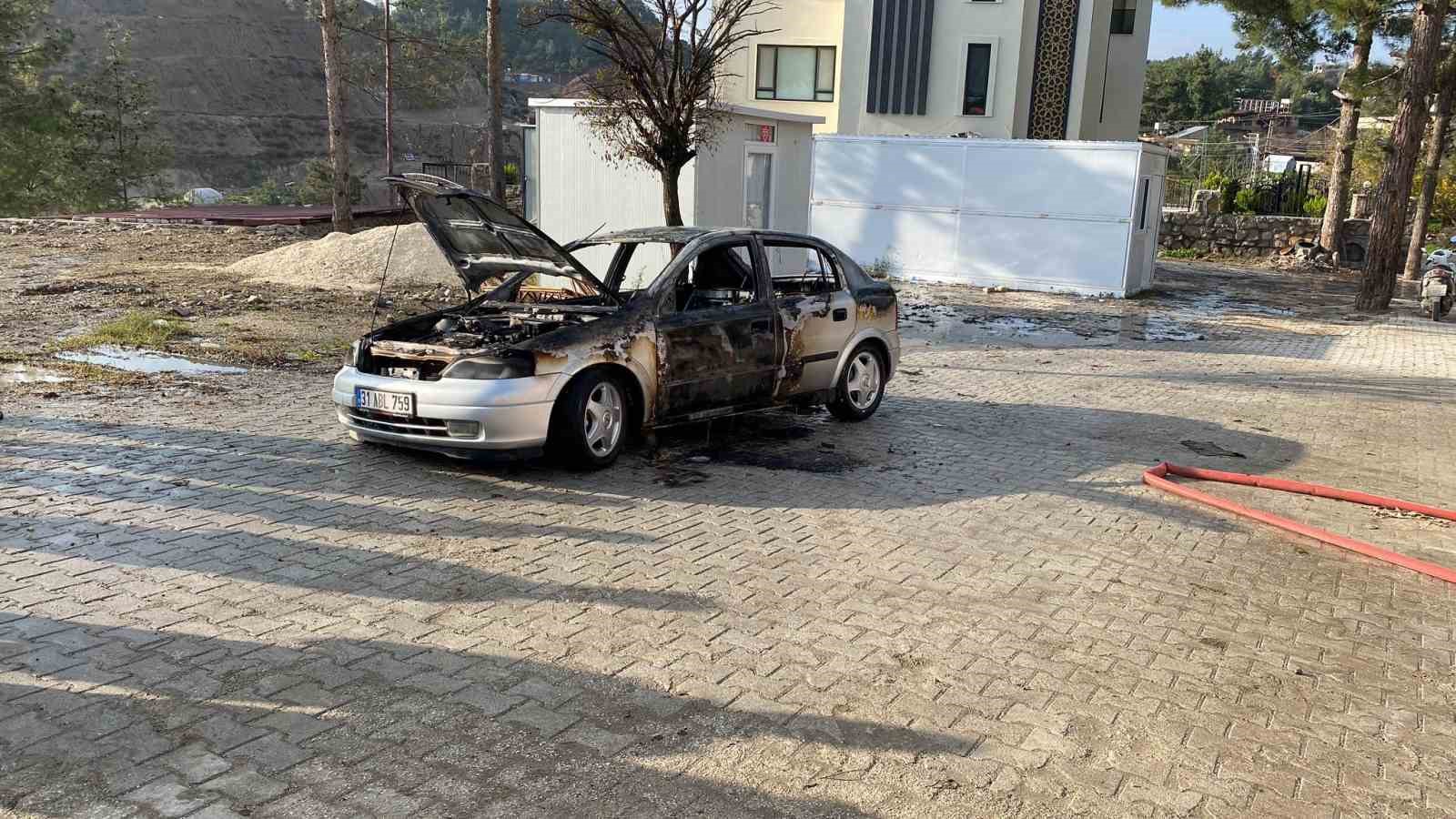 Antakya Karlısu Mahallesi’nde araç yangını kontrol altına alındı