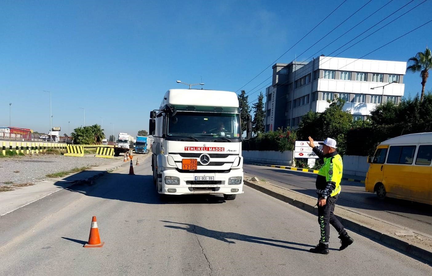 Mersin’de yük taşımacılığı yapan araçlar denetleniyor
