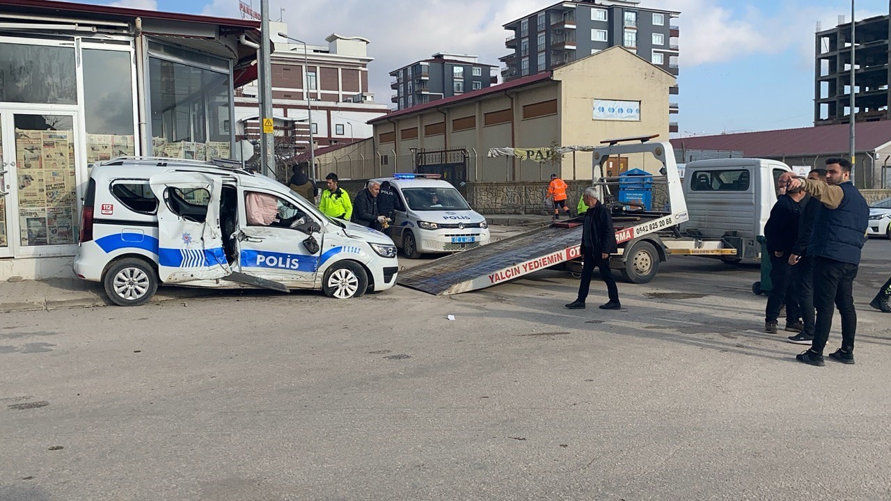 Yolcu otobüsü ile polis aracı çarpıştı: 2 yaralı