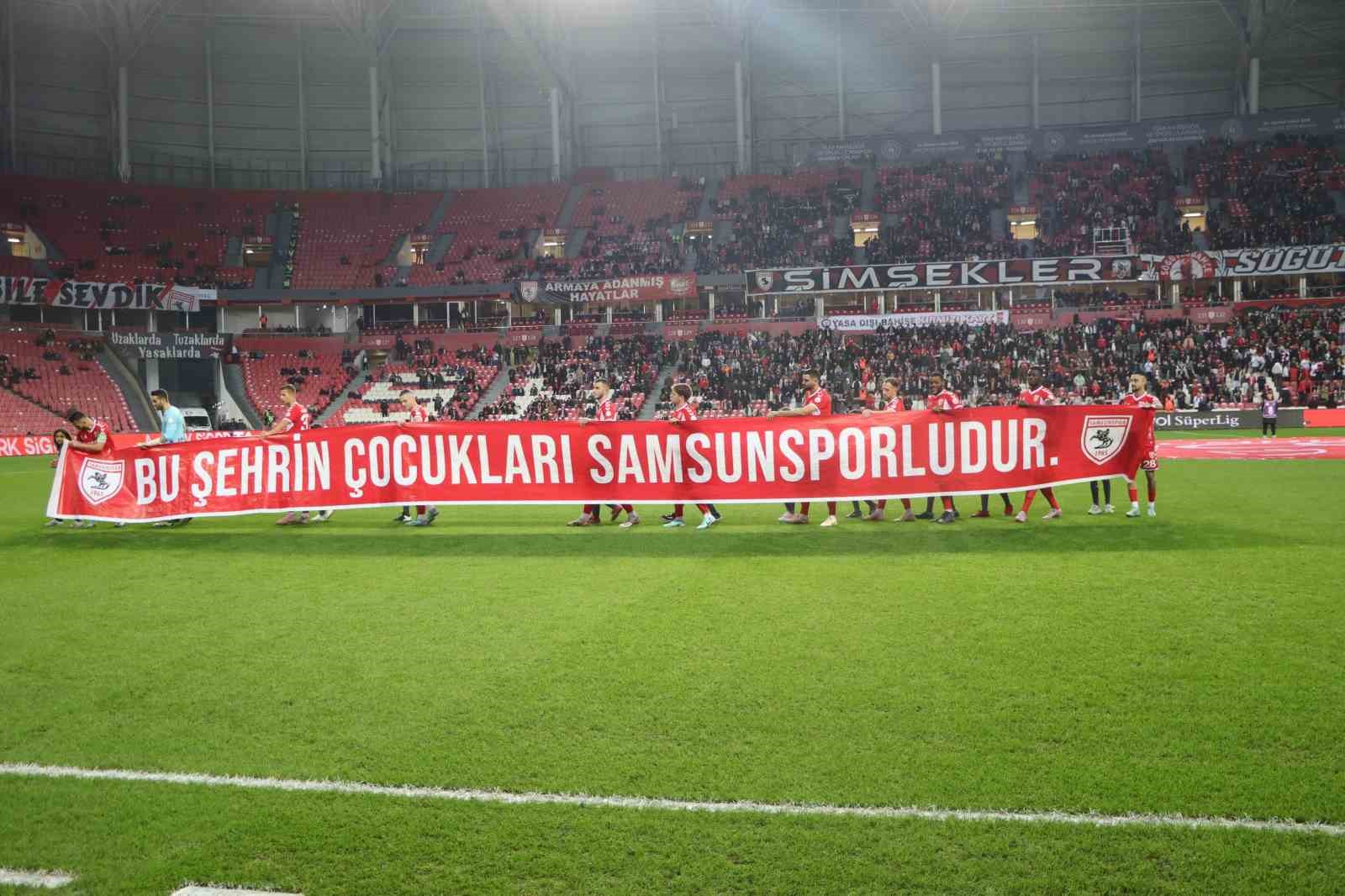 İki dönem transfer yasağı alan Samsunspor, bilet fiyatlarını yarıya indirdi
