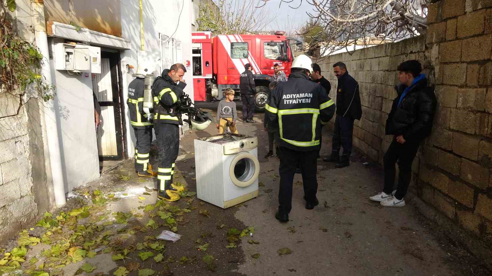 Çamaşır makinesinden çıkan yangın korkuttu
