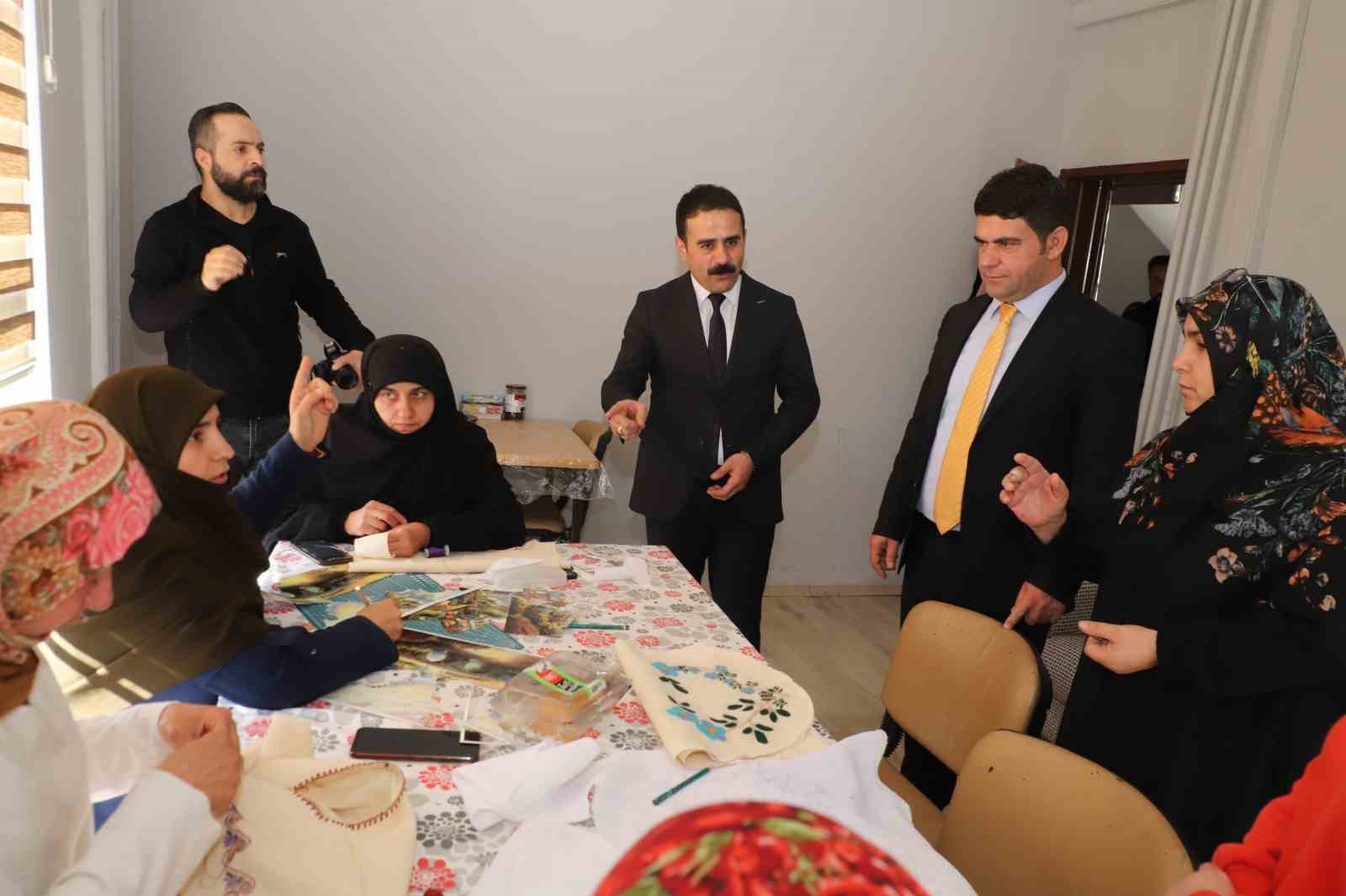 65 yaşındaki anne okuma-yazma &ouml;ğreniyor
