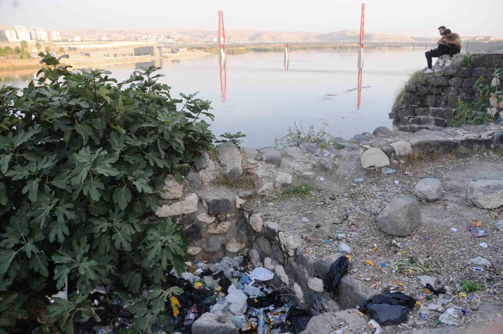 Tarihi Cizre Kalesi &ccedil;&ouml;plerden ge&ccedil;ilmiyor
