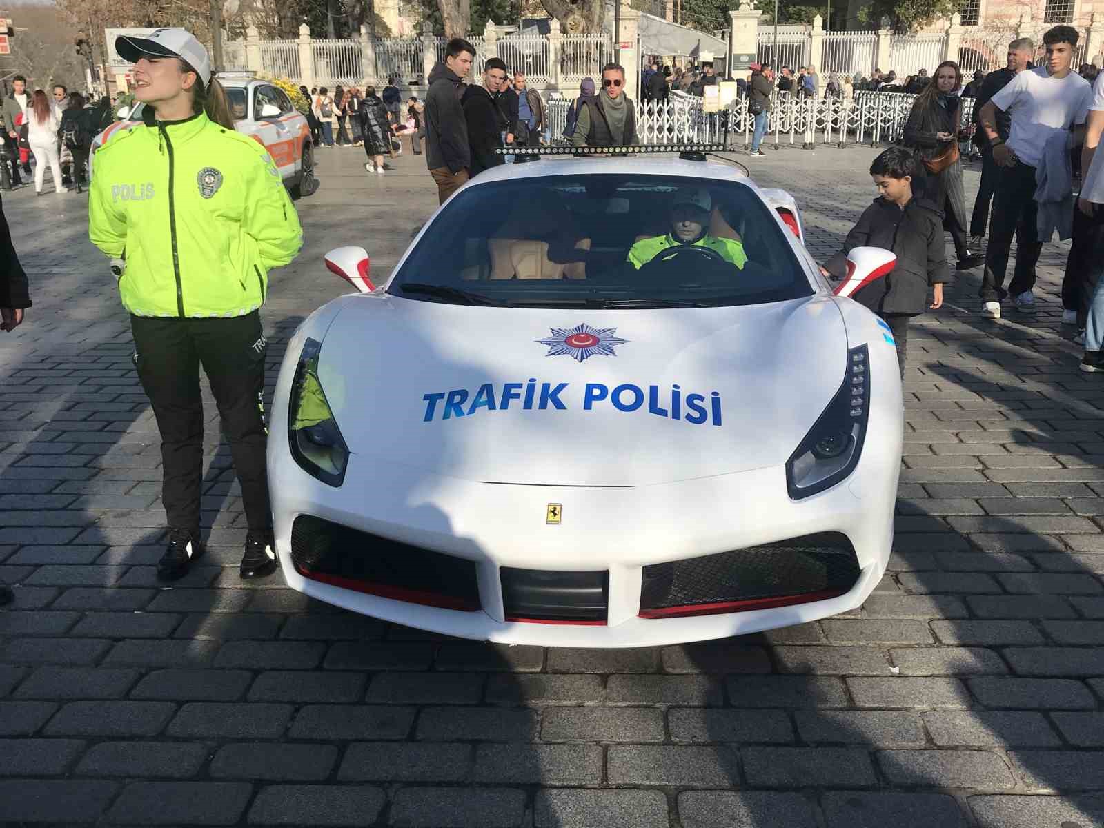 Çeteden ele geçirilen ultra lüks araç polis otosu olarak Sultanahmet’te sergilenmeye devam ediliyor