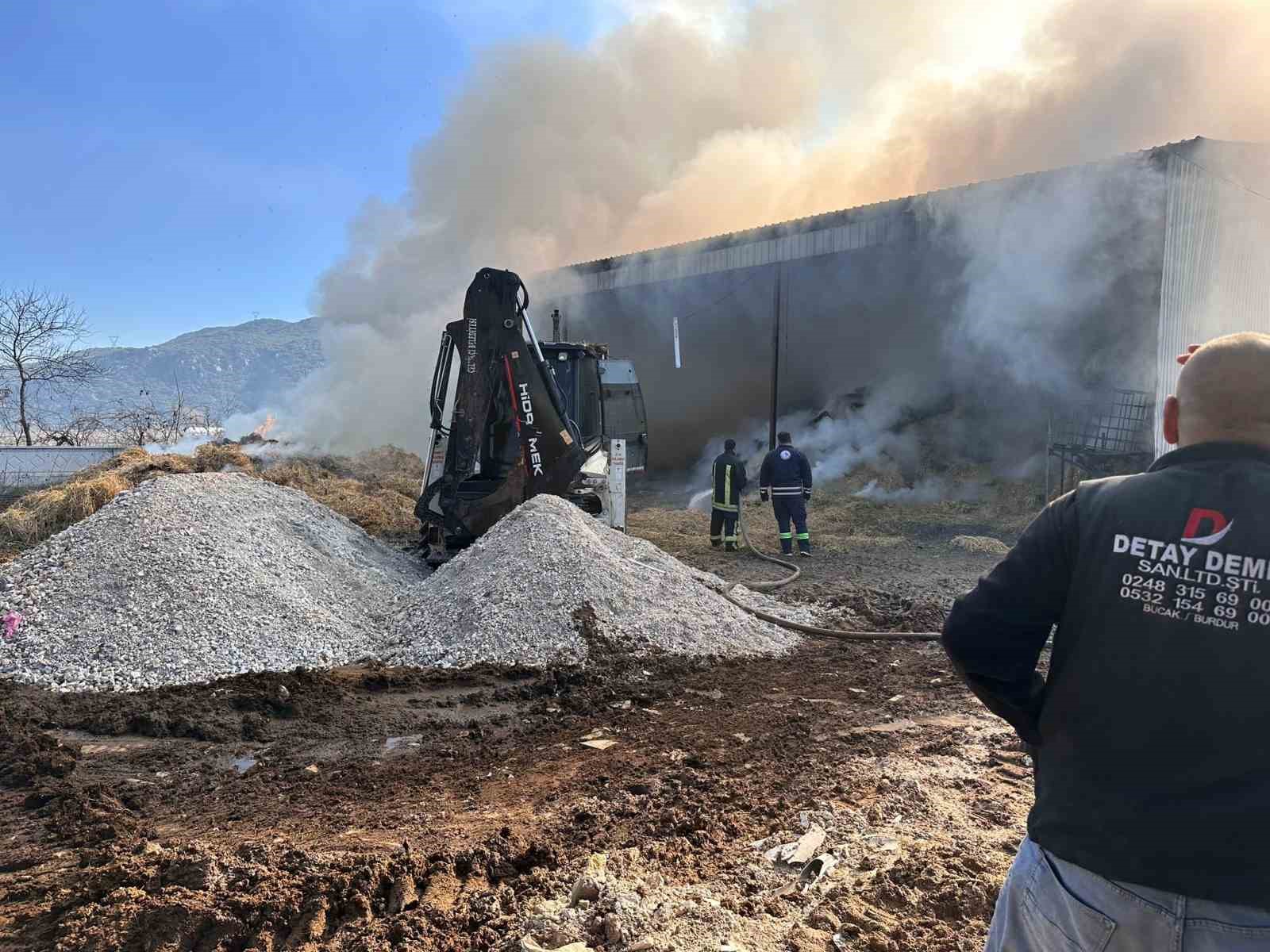 Burdur’da elektrik kaçağından çıkan yangında 15 ton saman balyası kül oldu