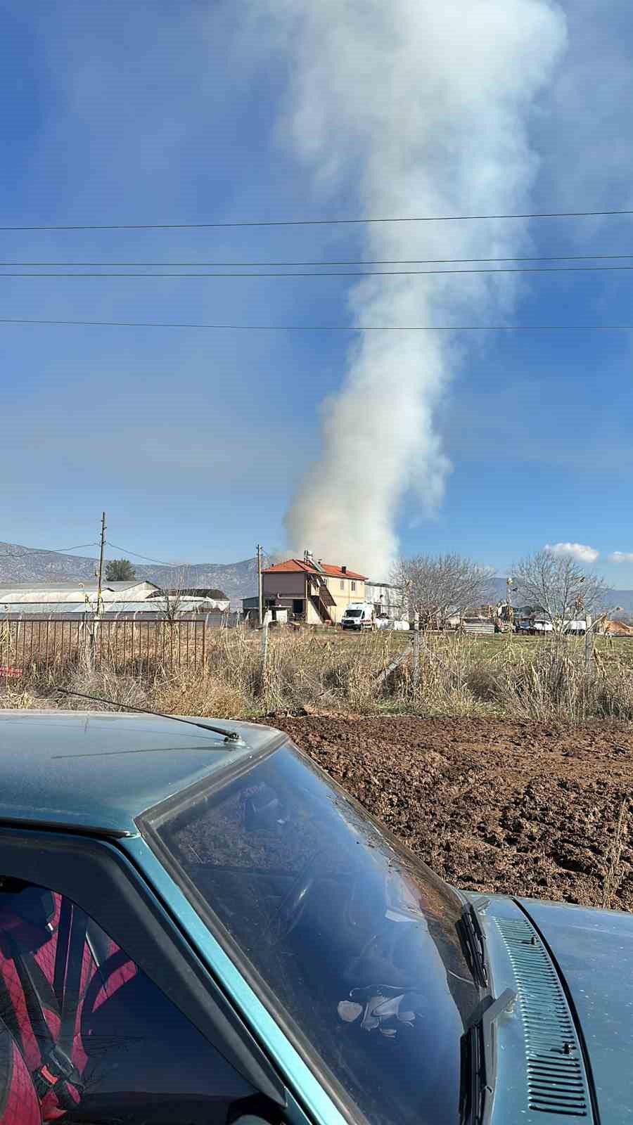 Burdur&rsquo;da elektrik ka&ccedil;ağından &ccedil;ıkan yangında 15 ton saman balyası k&uuml;l oldu
