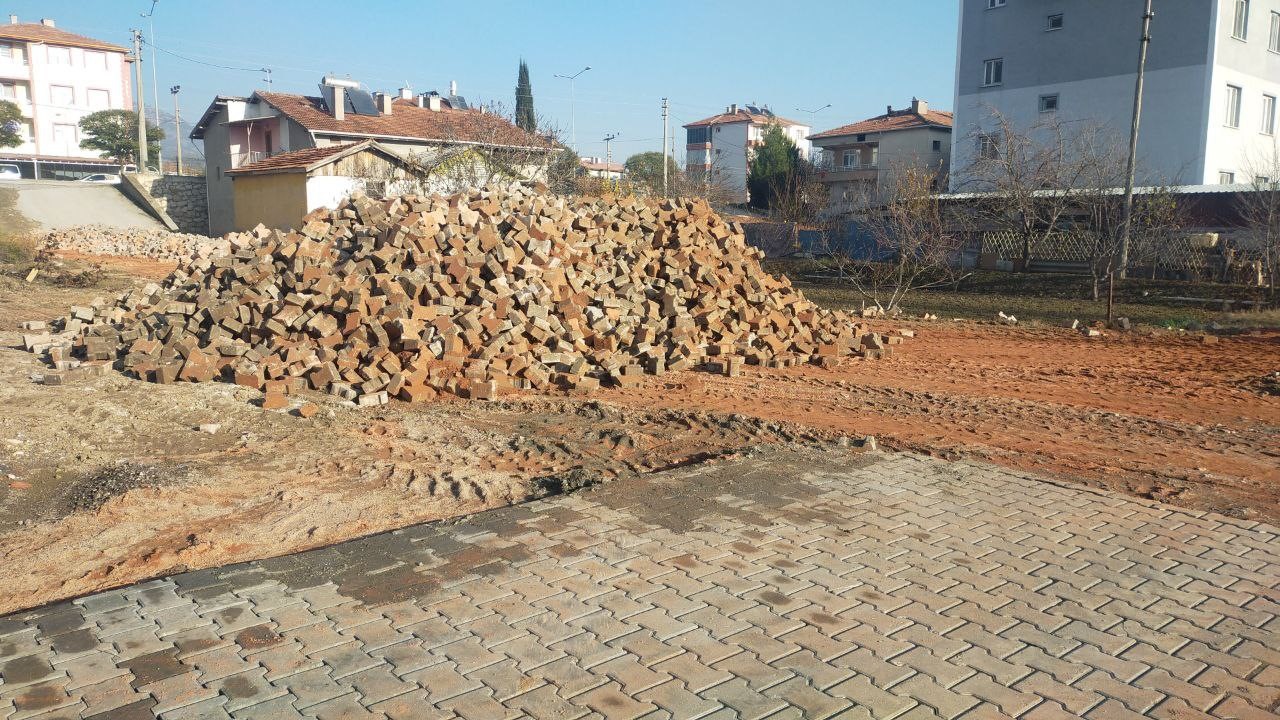 Osmancık’ta bir garip olay: Sokaklara döşenen kaldırım taşları kepçe ile söküldü
