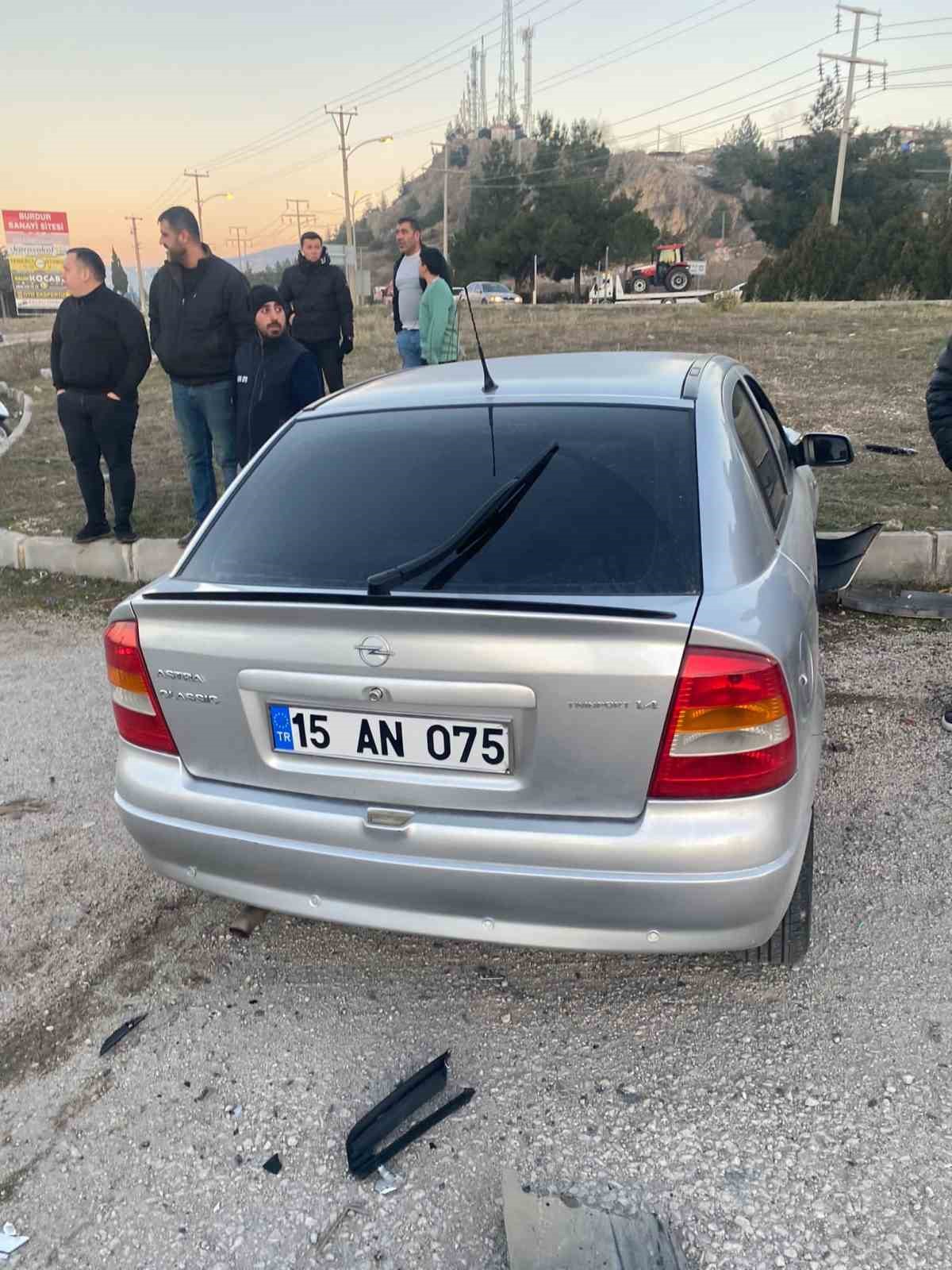 Burdur’da iki otomobil çarpıştı, 3 kişi yaralandı