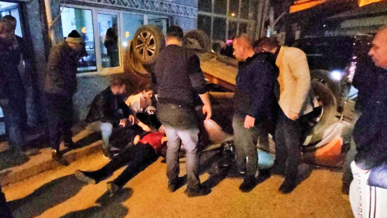 Park halindeki araca &ccedil;arpan otomobil devrildi: O anlar kamerada
