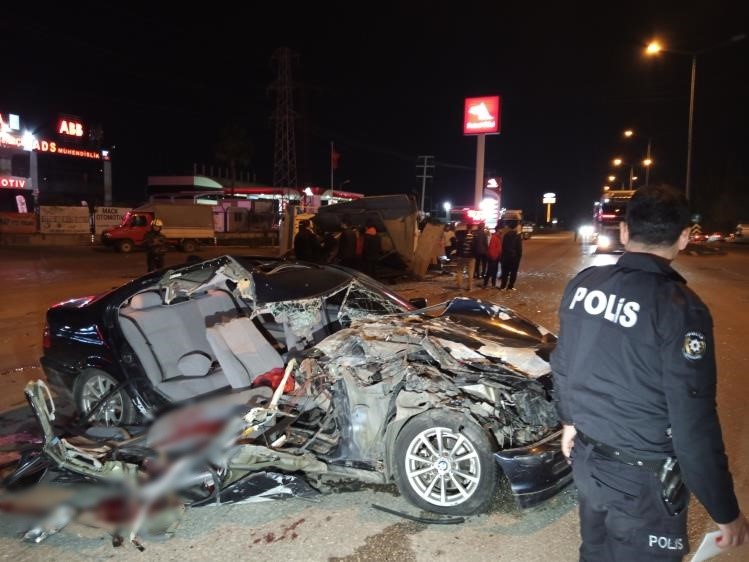 Adana’da otomobil ile kamyonet çarpıştı: 1 ölü, 3 yaralı
