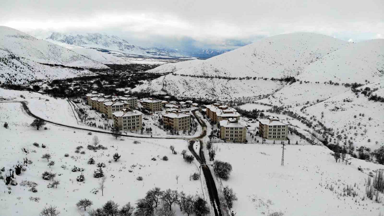 Girlevik Şelalesi kış aylarında karla bir başka g&uuml;zel
