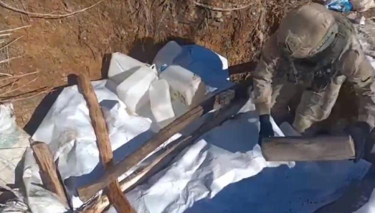 Diyarbakır’da terör operasyonunda yaşam malzemeleri ve 452 kilo esrar ele geçirildi