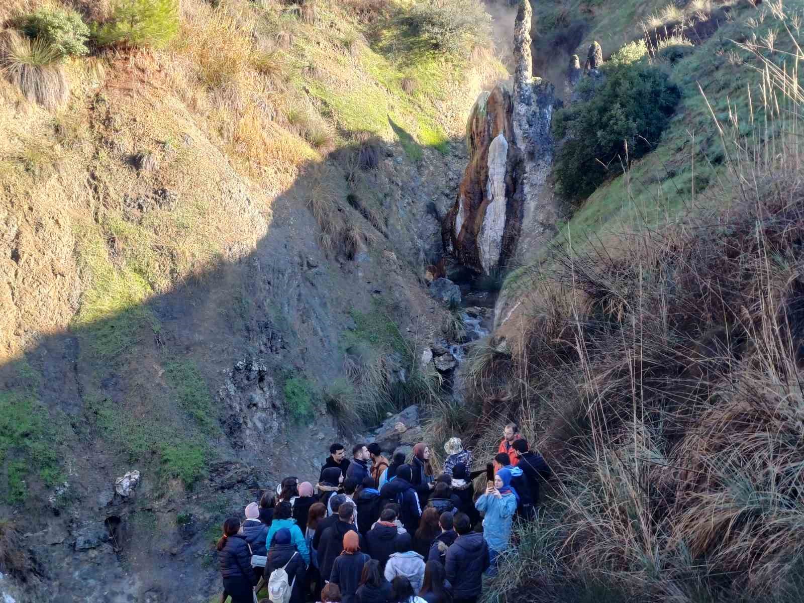 Türkiye’nin tek canlı dikitleri akademisyenler tarafından incelendi