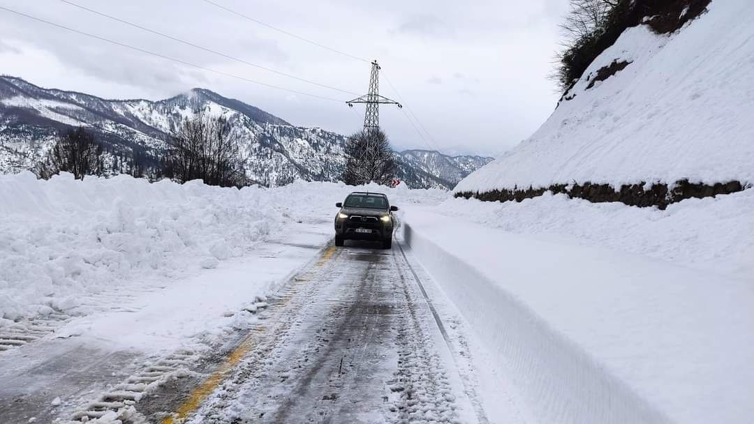 Artvin’de kar kalınlığı 1,5 metreyi bulan Camili yolu ulaşıma açıldı