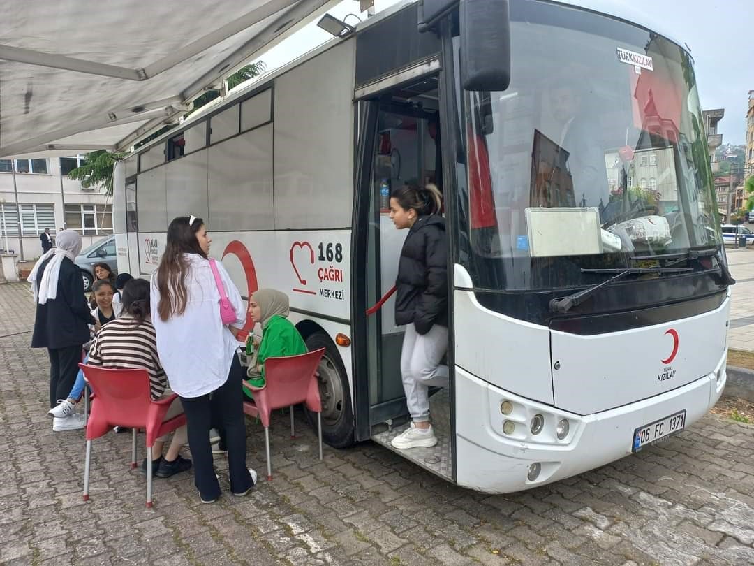 Eynesil’de yurtta kalan kız öğrenciler kan bağışında bulundu