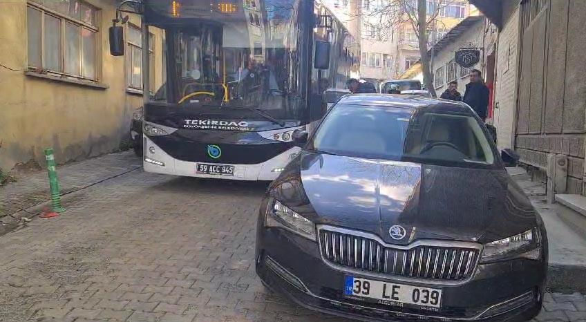 CHP’li vekilin aracının hatalı parkı vatandaşları mahsur bıraktı