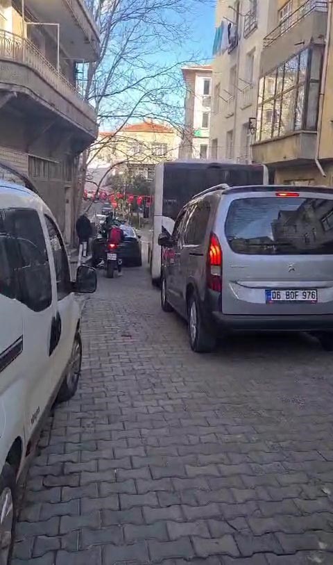 CHP’li vekilin aracının hatalı parkı vatandaşları mahsur bıraktı
