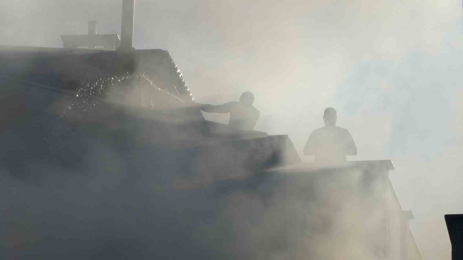 &Ccedil;anakkale&rsquo;de barlar sokağında &ccedil;ıkan yangın korkuttu
