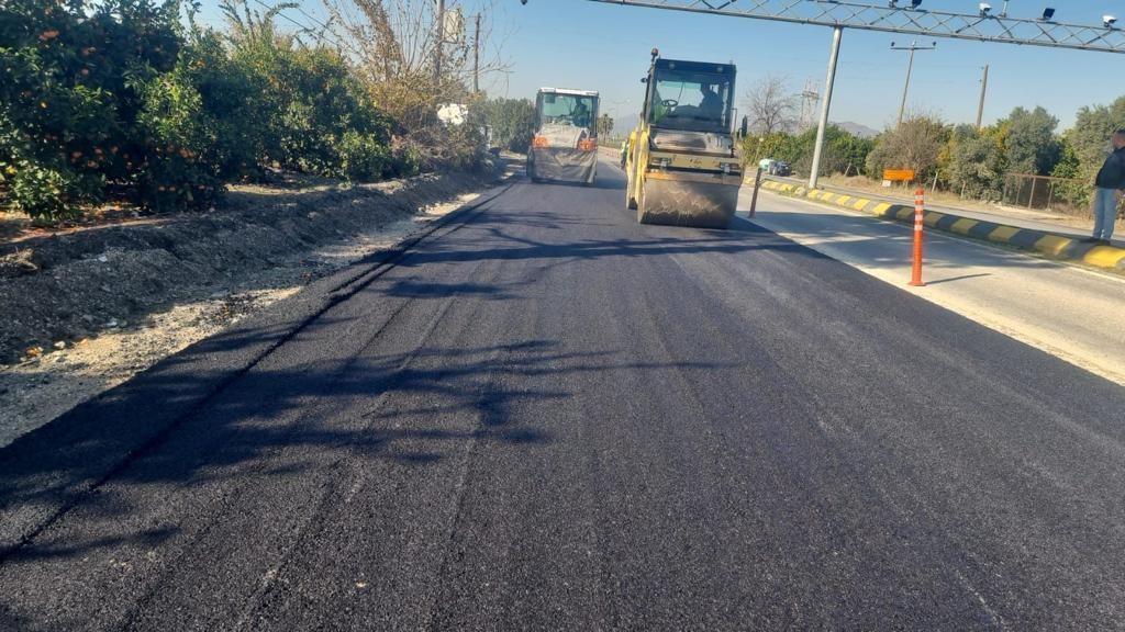 Depremin vurduğu Hatay’da büyükşehir belediyesi ekipleri asfaltlama çalışmalarını sürdürüyor
